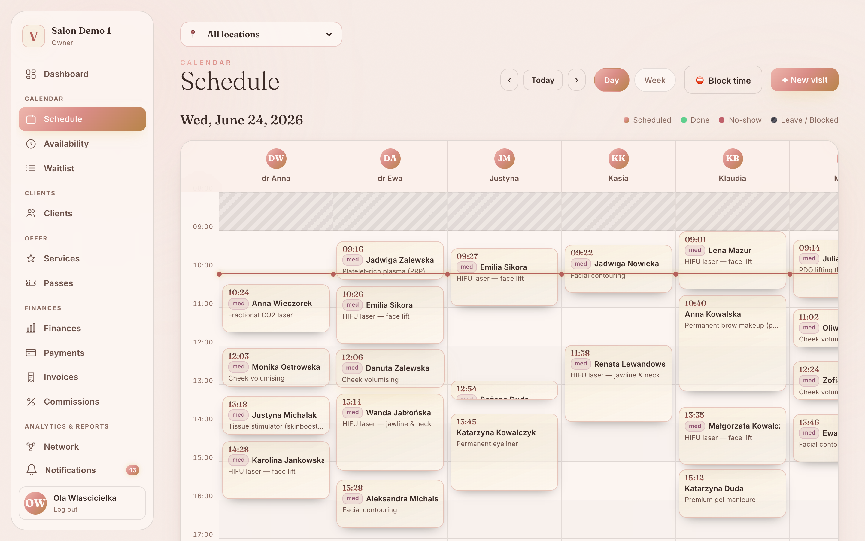 Daily schedule in Vibraé Beauty — full calendar of multiple specialists with color-coded appointment and deposit statuses